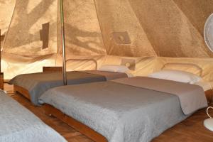 Una habitación con 2 camas en una tienda en Camping Oliana, en Oliana