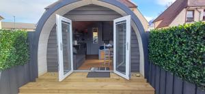 Una puerta arqueada que da a una casa con cocina. en Neptune's Rest, en Fort William 11 fotos más