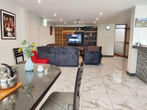- un salon avec un canapé et une salle à manger dans l'établissement Warm House Near the Airport Callao, à Lima