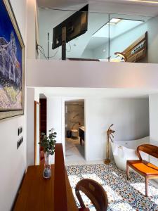 un soggiorno a pianta aperta e una sala da pranzo in una casa di Anahita Boutique Hotel a Málaga