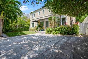 una entrada frente a una casa en villa venezia bb, en Miami Beach