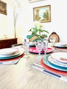 - une table à manger avec des assiettes et des verres dans l'établissement Zenit Luxury Marina Village Appartement, à Olhão