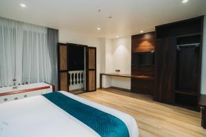 Rúm í herbergi á Dees Boutique Hotel