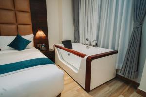 Rúm í herbergi á Dees Boutique Hotel
