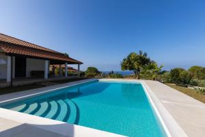 - une piscine en face d'une maison dans l'établissement Villa Serenità - with private pool and ocean view, à Ricadi