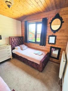 a bedroom with a bed and a window at Magpie 3 HuntersMoon-Longleat-Warminster-Bath in Warminster