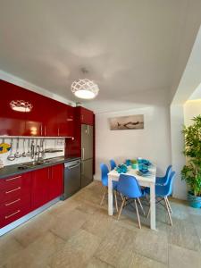 パタイアスにあるGoldBeach Houseのキッチン(赤いキャビネット、白いテーブルと椅子付) +46枚の写真
