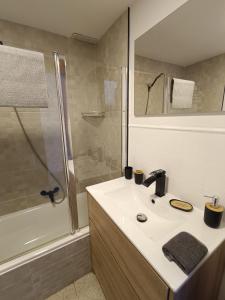 a bathroom with a sink and a shower at Apartamento LIFE Complex Amaya Fuerteventura in Costa de Antigua