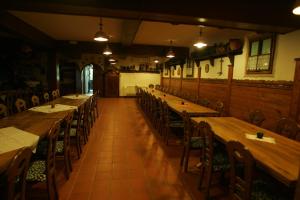 una fila di tavoli e sedie in un ristorante di Farm Stay Frank Ozmec Wine and Glamping estate a Ljutomer