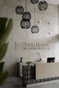 um escritório com luzes pendentes penduradas por cima de uma recepção em Twin Hearts Residences Unit 215 em Roxas