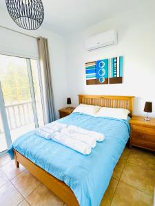 - une chambre avec un lit et des serviettes dans l'établissement Cosy Sunny One Bedroom Apartment, à Paphos