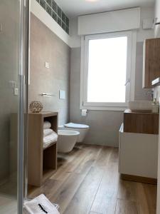een badkamer met een toilet en een wastafel bij LUME, Family Apartment in Murano