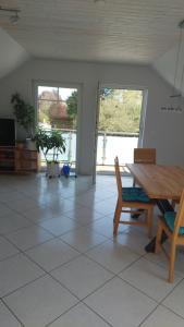 uma sala de estar com uma mesa de madeira e cadeiras em Ferienwohnung Begau em Alsdorf