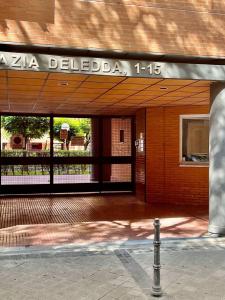 ein Gebäude mit einem Schild mit der Aufschrift "zena deledda" in der Unterkunft Suite del Manzanares en Madrid in Madrid
