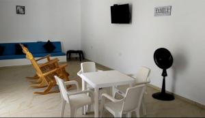 Pokój ze stołem, krzesłami i głośnikiem w obiekcie Exclusivas Cabañas GA&VA - Coveñas w mieście Coveñas