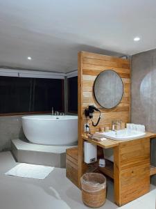 Een badkamer bij Sofia's Lake Resort