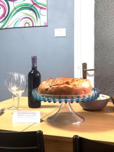 una bottiglia di vino e una torta sul tavolo di Casa Vacanze A Tramuntana a Petralia Soprana