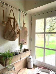 cocina con ventana y cesta en la pared en Chaumière de charme et sa dépendance, #LaFolieNormandie 10-12 pers, en Quetteville