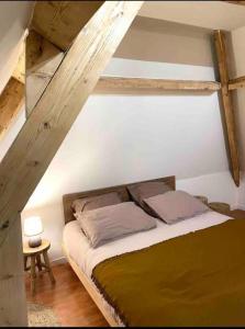 1 dormitorio con 1 cama en el ático en Chaumière de charme et sa dépendance, #LaFolieNormandie 10-12 pers, en Quetteville
