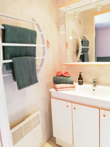 y baño con lavabo, espejo y toallas. en Chaumière de charme et sa dépendance, #LaFolieNormandie 10-12 pers, en Quetteville