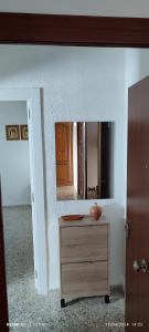 Habitación con espejo y tocador frente a un tocador en Apartamento en Ciudad Jardín a 8 min Casco Historico en Córdoba