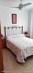 1 dormitorio con 1 cama grande y edredón blanco en Apartamento en Ciudad Jardín a 8 min Casco Historico, en Córdoba