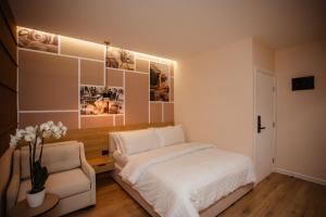 Postel nebo postele na pokoji v ubytování Oro Inn Hotel
