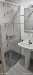 a bathroom with a glass shower and a sink at Apartamento 2 habitaciones a 8 min del Casco Historico in Córdoba