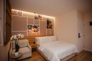 Postel nebo postele na pokoji v ubytování Oro Inn Hotel