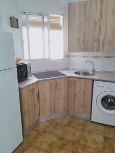 cocina con fregadero y lavadora en Apartamento en Ciudad Jardín a 8 min Casco Historico, en Córdoba