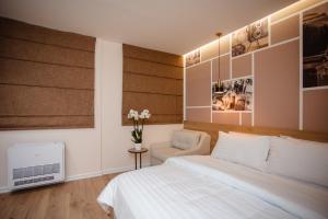 Postel nebo postele na pokoji v ubytování Oro Inn Hotel