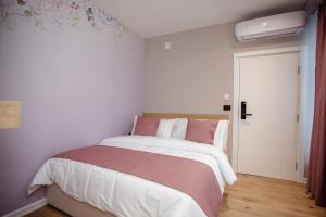 Postel nebo postele na pokoji v ubytování Oro Inn Hotel