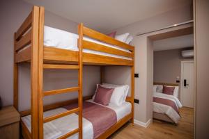 Postel nebo postele na pokoji v ubytování Oro Inn Hotel