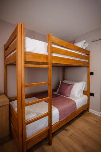 Postel nebo postele na pokoji v ubytování Oro Inn Hotel