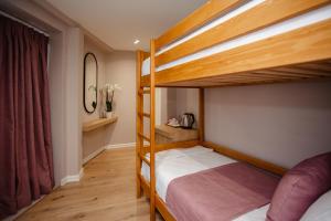 Postel nebo postele na pokoji v ubytování Oro Inn Hotel