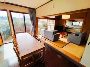 un soggiorno con tavolo e sedie e una sala da pranzo di 日光バケーションハウス - 12ベッド 30mリビングダイニング 駐車場2台 最寄り駅10分 a Nikko Altre 37 foto