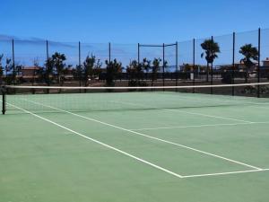 una pista de tenis con una red encima en Villa Moana Vistas al mar y Jacuzzi Lajares, en Lajares