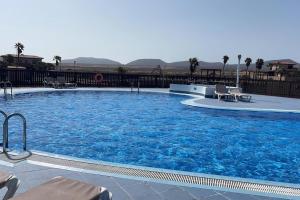 una gran piscina de agua azul en Villa Moana Vistas al mar y Jacuzzi Lajares, en Lajares