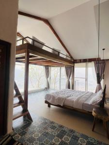 En eller flere senger på et rom på Pumdi Ghar Retreat