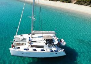 - un bateau blanc dans l'eau à côté d'une plage dans l'établissement Catamaran in San Blás Islands, private boat, à Waisalatupo