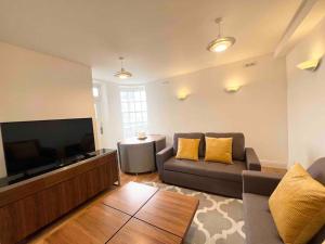 Prostor za sedenje u objektu LUXstay 3BR Notting Hill Apartment Sleeps up to 10