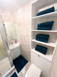 Kupatilo u objektu LUXstay 3BR Notting Hill Apartment Sleeps up to 10