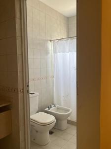 uma pequena casa de banho com WC e lavatório em HOTEL LOS TILOS RECONQUISTA em Reconquista
