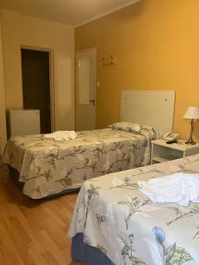Łóżko lub łóżka w pokoju w obiekcie HOTEL LOS TILOS RECONQUISTA
