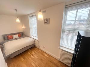Krevet ili kreveti u jedinici u okviru objekta LUXstay 3BR Notting Hill Apartment Sleeps up to 10