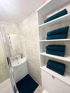 Kupatilo u objektu LUXstay 3BR Notting Hill Apartment Sleeps up to 10