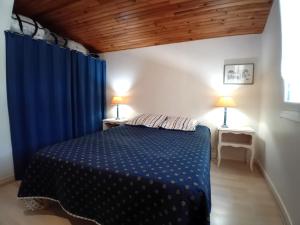 um quarto com uma cama azul e 2 candeeiros em Meschers sur Gironde - MAISON au CALME et en PLEINE NATURE - cœur de la FORET em Meschers-sur-Gironde