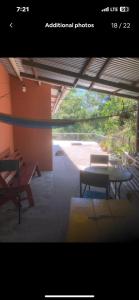 Panchimalco的住宿－Country House in Los Planes.，一张带桌子和长凳的庭院的照片