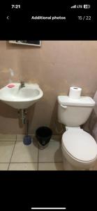 ein Bad mit einem WC und einem Waschbecken in der Unterkunft Country House in Los Planes. in Panchimalco