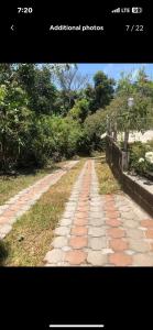 zdjęcie kamiennej ścieżki w parku w obiekcie Country House in Los Planes. w mieście Panchimalco